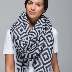 lululemon athletica Black and White Diamond Pattern Scarf